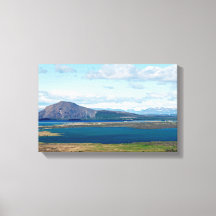 Island morgon sjölandskap med gårdar i en fjord