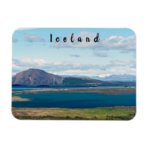 Island morgon sjölandskap med gårdar i en fjord magnet