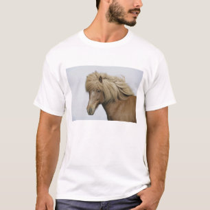 Island. Porträtt av en isländsk häst. T Shirt