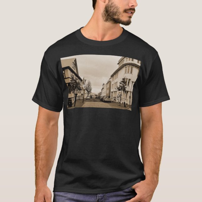 Island Reykjavik Cityscape Sepia T Shirt (Framsida)