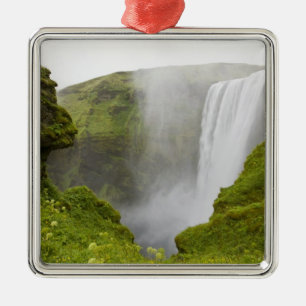 Island. Skogarfoss vattenfall störtar över en Julgransprydnad Metall
