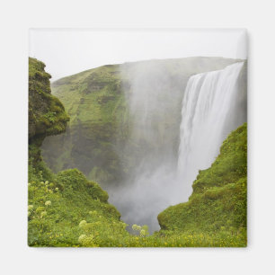 Island. Skogarfoss vattenfall störtar över en Magnet