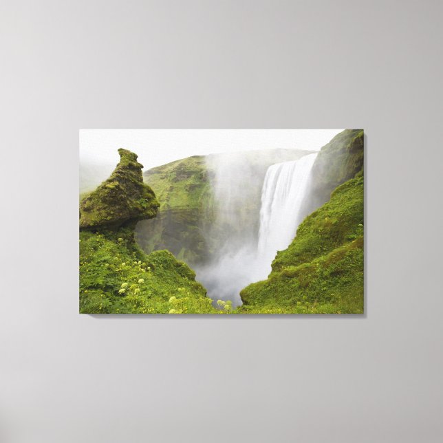 Island. Skogarfoss vattenfall störtar sig utför en Canvastryck (Framsida)