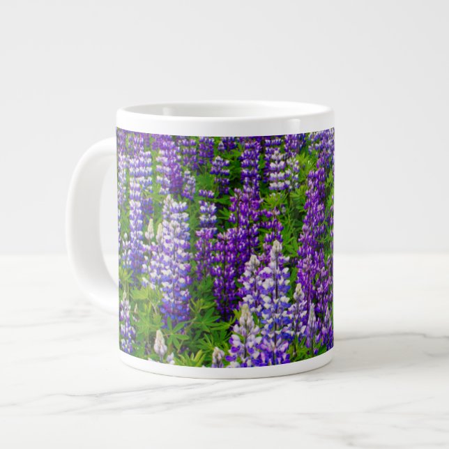 Island. Vik i Myrdal. Fält i Lupines Jumbo Mugg (Framsida vänster)