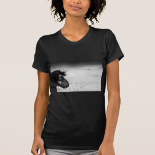 Isländsk häst i vintervildmark t-shirt