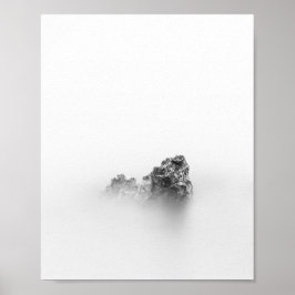 Isolerad sten i ett havsdimma poster