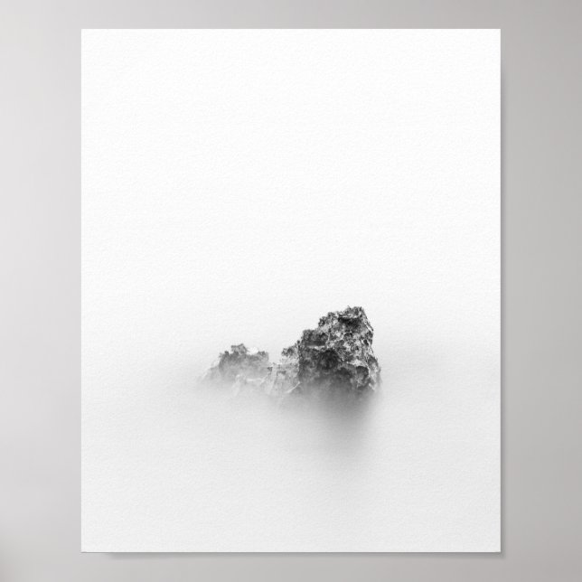 Isolerad sten i ett havsdimma poster (Framsidan)