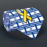 Israels Flagga för hem dem fri från gisslan Slips<br><div class="desc">Den här halsen visar kärlek för Israel med den israeliska flagga och gult rosett band som symboliserar att ta hem dem för den israeliska gisslan som hålls i Gaza.</div>
