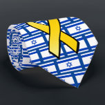 Israels Flagga för hem dem fri från gisslan Slips<br><div class="desc">Den här halsen visar kärlek för Israel med den israeliska flagga och gult rosett band som symboliserar att ta hem dem för den israeliska gisslan som hålls i Gaza.</div>