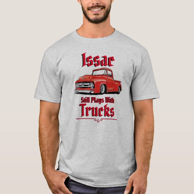 Issac spelar fortfarande med Lastbilar T Shirt (Framsida)