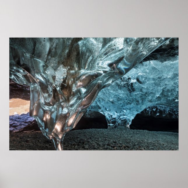 Isstalaktit i en isgrotta poster (Framsidan)
