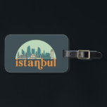 Istanbul Turkey Vintage City Skyline Cityscape Art Bagagebricka<br><div class="desc">Vintage- och reflexritorier med vackra skyliner,  attraktion och cityscape-konst. Coola skyscraper och byggnad silhuette illustrerar handelsvara för turister och resenärer. Perfekt som souvenir att ta med sig hem när man reser. Spara minnet av din resa och semester med familj och vänner. Bakgrunden till färg kan anpassas till färg.</div>