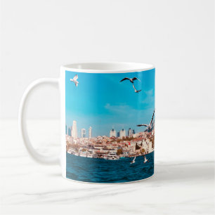 Istanbul visades med fiskmåsar på en varm solnydag kaffemugg