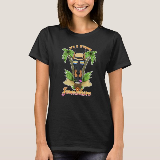 It Is 5 O´Clock Somewhere Drinking Doberman   T Shirt (Framsida)