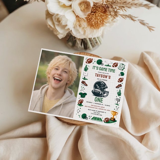 It’s Game Time Football 1st Birthday Inbjudningar (It’s Game Time Football 1st Birthday photo Invitation
)