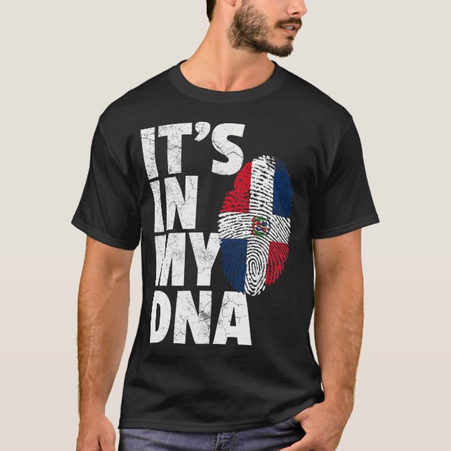 IT_S IN MY DNA Dominican Republic Flagga Graphic G T Shirt (Framsida)
