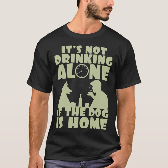 It s not drinking alone if the dog is home t shirt (Framsida)