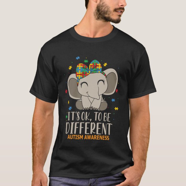 It s Ok to Be Different Autism Awareness Puzzle El T Shirt (Framsida)