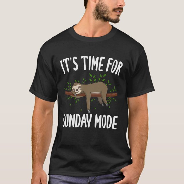 It s Time for Sunday Mode Sloth T Shirt (Framsida)