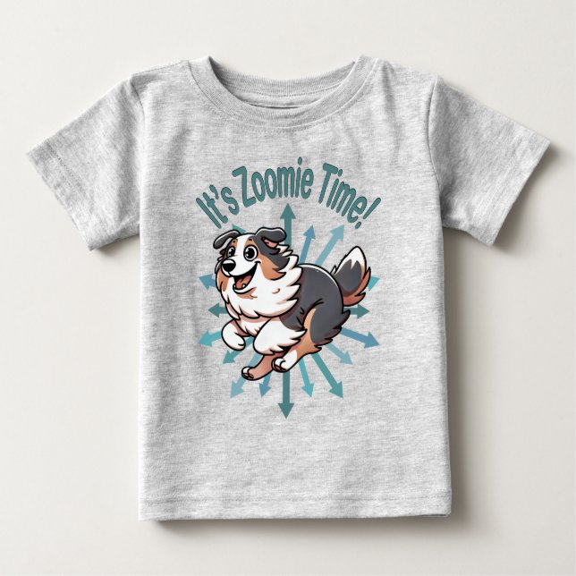 It’s Zoomie Time Australian Shepherd T Shirt (Framsida)