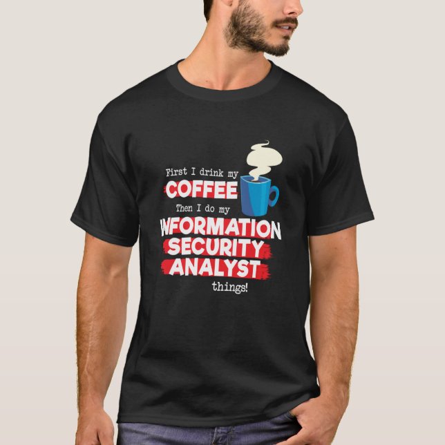 IT Security Analyst & Coffee  Saying T Shirt (Framsida)