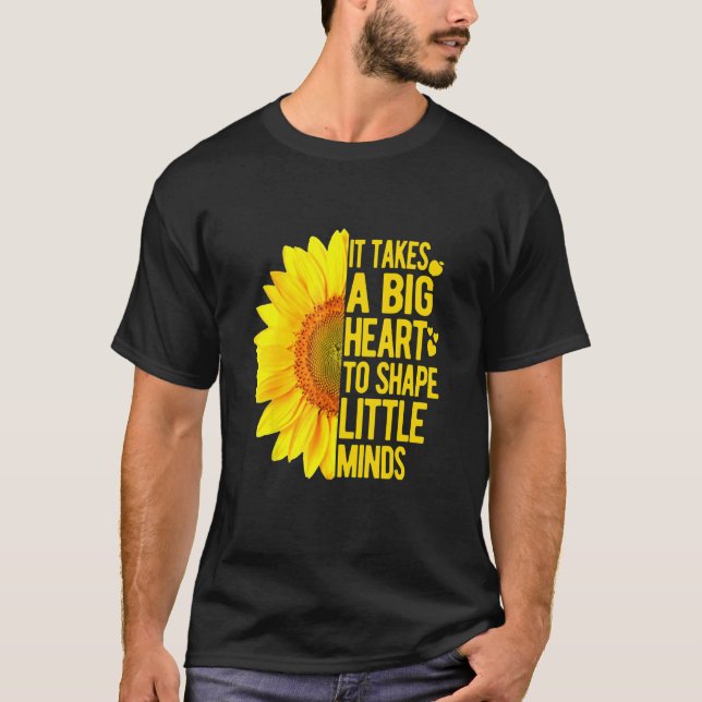 It Take a Big Heart to Shape Little Minds Teacher  T Shirt (Framsida)