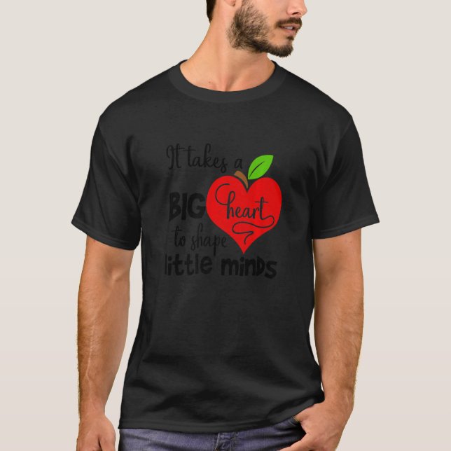 It Takes A big Heart To Shape Little Minds Premium T Shirt (Framsida)