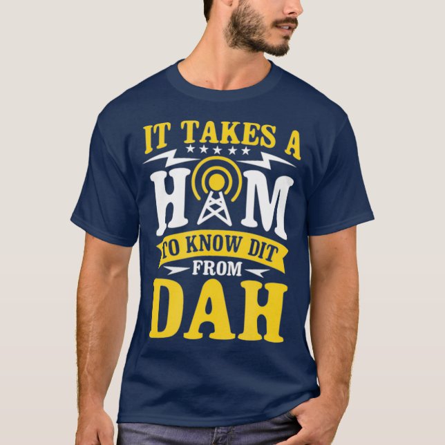 It Takes A Ham To Know A Dit From Dah T Shirt (Framsida)