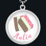 ITALIA Italien Italy Food Spumoni Ice Cream Gelato Silverpläterat Halsband<br><div class="desc">Illustrationen har en utsökt italiensk spumongelatindessert med lagrar av körsbär, mynta och chokladglass och körsbär, frukt och nöt. Perfekt för din favorit glass aficionado, spumone fläkt eller älskare från italienska matklassiker! Denna italienska livsmedelsdesign finns också tillgänglig för andra produkter. Det finns också många andra fodotematiska illustrationer. Ser du inte vad...</div>