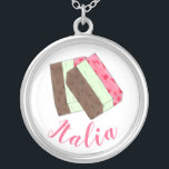 ITALIA Italien Italy Food Spumoni Ice Cream Gelato Silverpläterat Halsband<br><div class="desc">Illustrationen har en utsökt italiensk spumongelatindessert med lagrar av körsbär, mynta och chokladglass och körsbär, frukt och nöt. Perfekt för din favorit glass aficionado, spumone fläkt eller älskare från italienska matklassiker! Denna italienska livsmedelsdesign finns också tillgänglig för andra produkter. Det finns också många andra fodotematiska illustrationer. Ser du inte vad...</div>