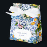 Italien Amalfi Kusten Lemon Tiles Presentaskar<br><div class="desc">Amalfi Kusten Italien Medelhavet Lemon bröllop box,  med blå plattor,  citron och blå ram. Bellissima Italia © Du kan anpassa dig till namnen. Du kan ändra färg och teckensnittet stil genom att anpassa det ytterligare. OBSERVERA: onlinen som visas i Färg kan variera något från den faktiska produkten.</div>