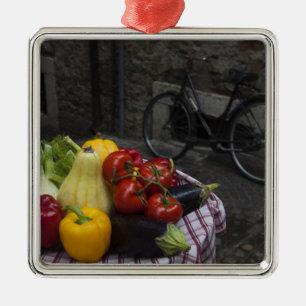 Italien, Brescia-provinsen, Gargnano. Bord med 2 Julgransprydnad Metall