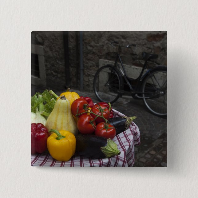 Italien, Brescia-provinsen, Gargnano. Bord med 2 Knapp (Framsida)