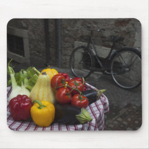Italien, Brescia-provinsen, Gargnano. Bord med 2 Musmatta
