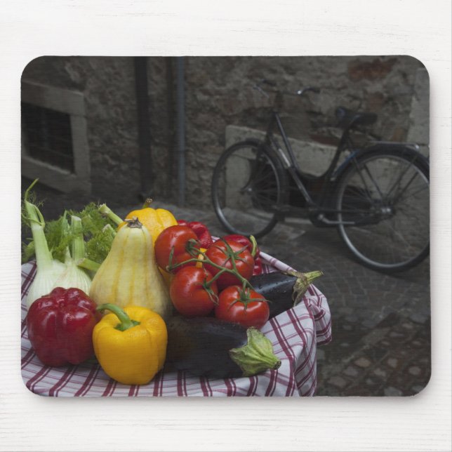 Italien, Brescia-provinsen, Gargnano. Bord med 2 Musmatta (Framsidan)