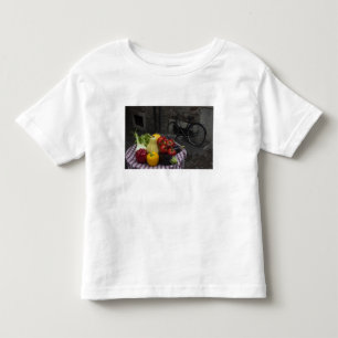 Italien, Brescia-provinsen, Gargnano. Bord med 2 Tee Shirt
