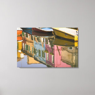Italien, Burano. Båtar på en kanal med Canvastryck