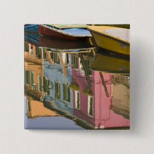 Italien, Burano. Båtar på en kanal med Knapp