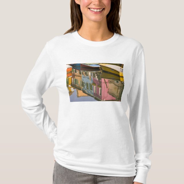 Italien, Burano. Båtar på en kanal med T-shirt (Framsida)