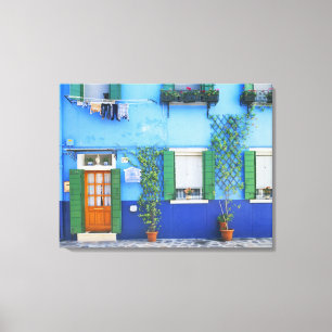Italien, Burano. Ett färggrant hus i Burano nära Canvastryck