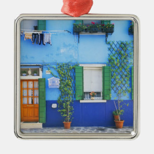 Italien, Burano. Ett färggrant hus i Burano nära Julgransprydnad Metall