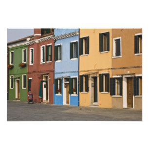 Italien, Burano. Färgglad rad av hem och tomt Fototryck