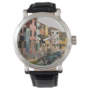 Italien, Burano. Färgglada hus längs en Armbandsur