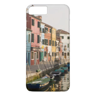 Italien, Burano. Färgglada hus längs en