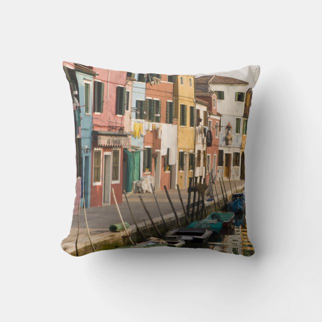 Italien, Burano. Färgglada hus längs en Kudde (Framsida)