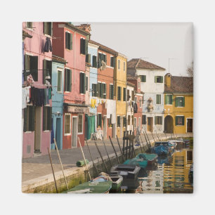 Italien, Burano. Färgglada hus längs en Magnet