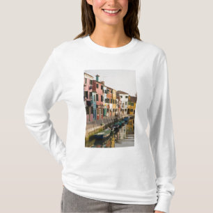 Italien, Burano. Färgglada hus längs en Tee Shirt