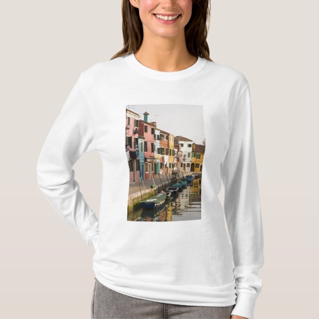 Italien, Burano. Färgglada hus längs en Tee Shirt (Framsida)