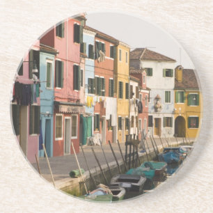 Italien, Burano. Färgglada hus längs en Underlägg