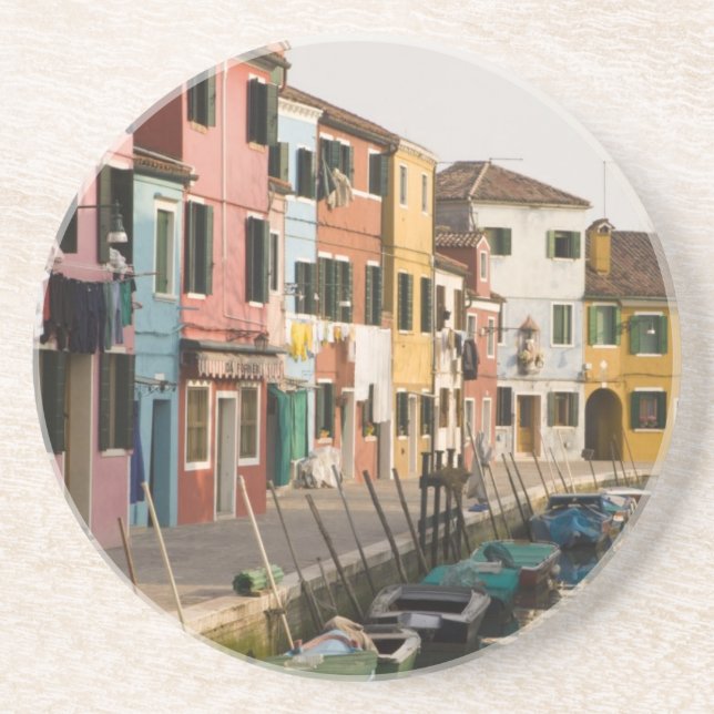 Italien, Burano. Färgglada hus längs en Underlägg (Framsidan)